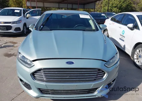 2014 Ford Fusion Energi Titanium z USA, uszkodzony, nr VIN 3FA6P0SUXER240997